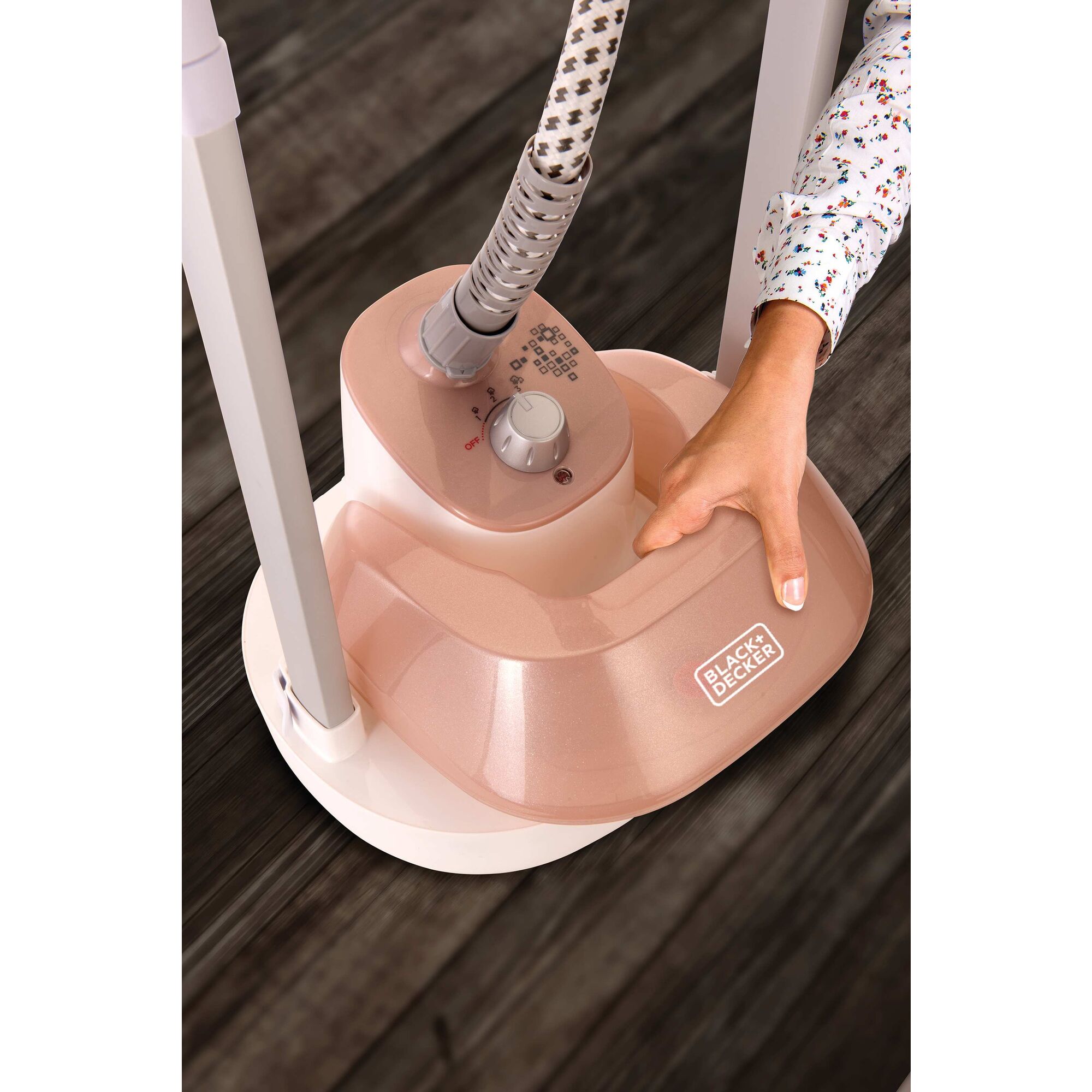 Black+Decker 1785 W Garment Steamer - GSTM2050 (5) Black+Decker 1785 W Garment Steamer - GSTM2050