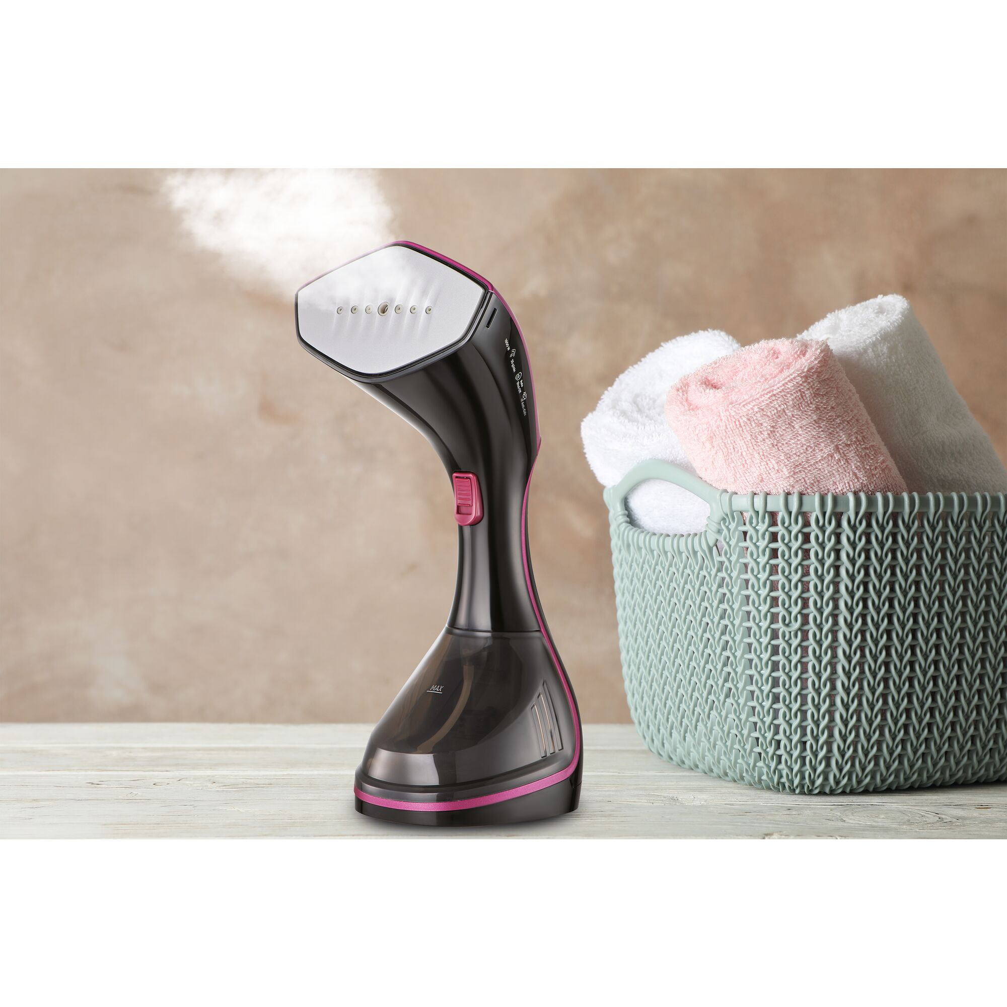 Black+Decker Digital Garment Steamer 1600W – HSTD1600 Black+Decker Digital Garment Steamer 1600W – HSTD1600